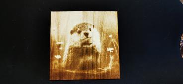 Liebevoll graviertes Otter-Holzkunstwerk mit Herz