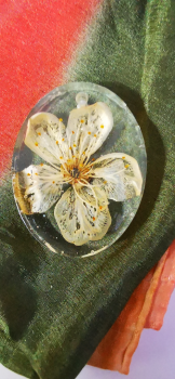 Ovaler Kettenanhänger mit Kirschblüte