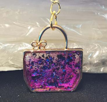 Schlüsselanhänger Handtasche violett mit Sprenkel