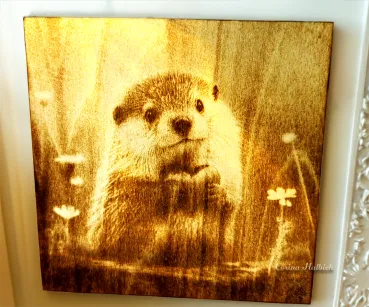Liebevoll graviertes Otter-Holzkunstwerk mit Herz