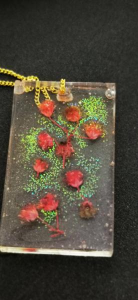 Anhänger mit roten Blüten