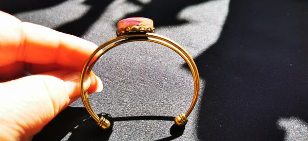 Armreif mit glattem Cabochon pink